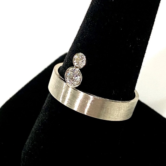 Deco Inspired White Gold and Diamond Ring. - Picture 1 of 3